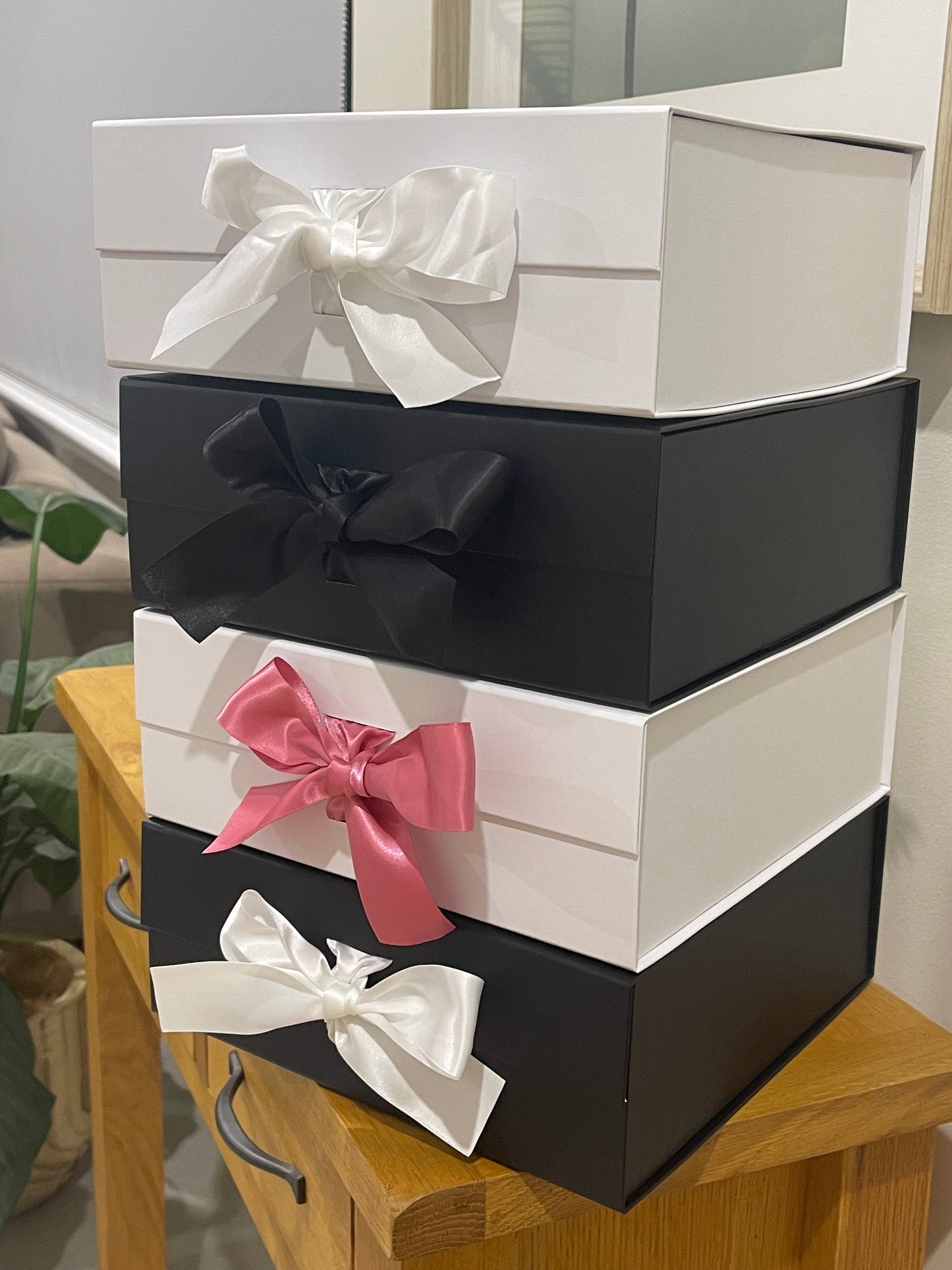 White Magnetic Medium Square White Ribbon Rigid Box